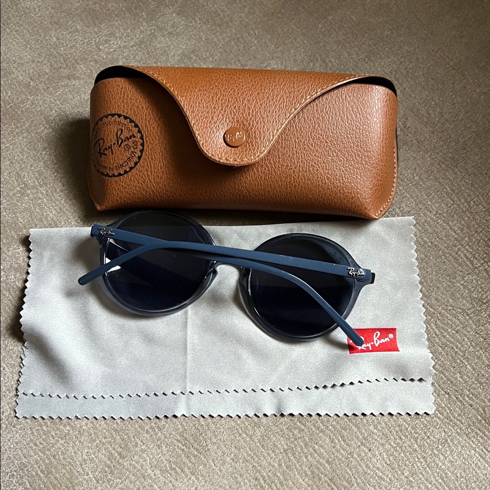 Ray-Ban Black Round Sunglasses with Tan Case - Picture 5 of 6